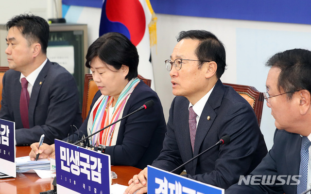 【서울=뉴시스】이종철 기자&nbsp; = 25일 오전 서울 여의도 국회에서 열린 민주당 국감대책회의에서 홍영표 원내대표가 모두발언을 하고 있다. 2018.10.25.&nbsp; jc4321@newsis.com