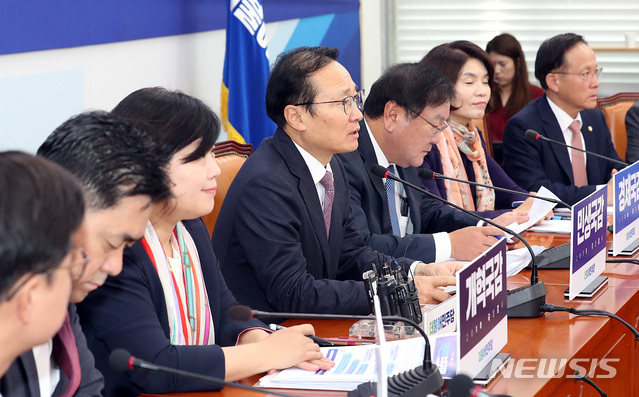 【서울=뉴시스】이종철 기자 = 25일 오전 서울 여의도 국회에서 열린 민주당 국감대책회의에서 홍영표 원내대표가 모두발언을 하고 있다. 2018.10.25. jc4321@newsis.com