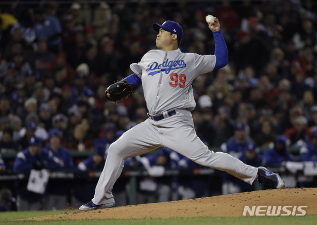 【보스턴=뉴시스】 류현진(31·LA 다저스)은 25일(한국시간) 미국 메사추세츠주 보스턴의 펜웨이파크에서 열린 2018 메이저리그(MLB) 월드시리즈 2차전 보스턴 레드삭스와의 경기에 선발등판해 역투를 펼치고 있다. 류현진은 한국인 최초로 월드시리즈 무대에서 선발 마운드에 올랐다.