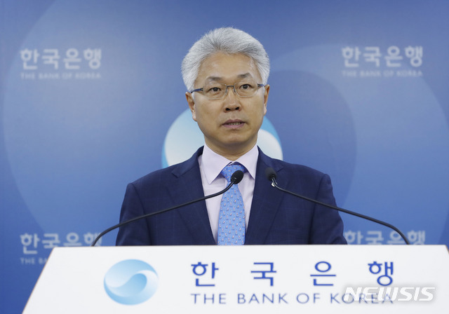 【서울=뉴시스】최동준 기자 = 박양수 한국은행 경제통계국장이 25일 서울 중구 한국은행에서 2018년 3/4분기 실질 국내총생산 브리핑을 하고 있다.한국은행은 실질 국내총생산(GDP)은 전기대비 0.6% 성장, 실질 국내총소득(GDI)은 전기대비 0.2% 증가했다고 발표했다. 2018.10.25. photocdj@newsis.com