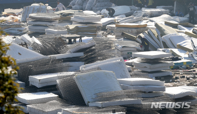 [천안=뉴시스] 충남 천안 대진침대 본사에서 라돈침대 매트리스 해체 작업이 진행 중인 모습이다. (사진=뉴시스 DB). photo@newsis.com