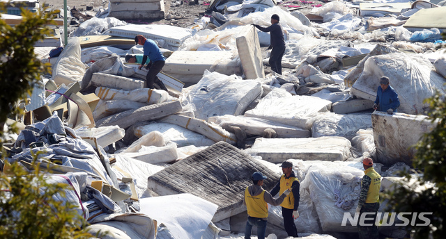 [천안=뉴시스] 침구에서 방사성 물질이 검출돼 파문이 일었던 이른바 '라돈침대 사태'와 관련해 소비자들이 침대 회사를 상대로 낸 집단 손해배상 청구 소송 항소심에서 승소했다. 사진은 지난 2018년 10월25일 오전 충남 천안 대진침대 본사에서 당진항서 가져온 라돈침대 매트리스 해체 작업이 이뤄지고 있는 모습. (사진=뉴시스DB) 2018.10.25.photo@newsis.com