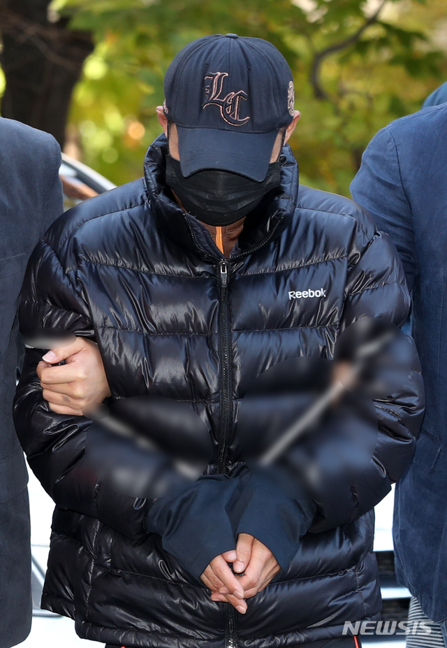 【서울=뉴시스】김선웅 기자 = 강서 주차장 전 부인 살인사건 피고인 김모(50)씨. 2018.10.25. mangusta@newsis.com