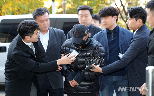 【서울=뉴시스】김선웅 기자 = 강서 주차장 전 부인 살인사건 피의자 김 모(48)씨가 25일 오전 서울 양천구 서울남부지방법원에서 열린 영장실질심사(구속 전 피의자 심문)에 출석하고 있다. 2018.10.25.&nbsp; mangusta@newsis.com