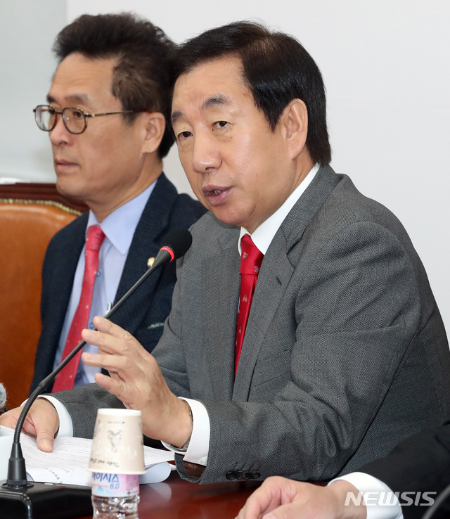 【서울=뉴시스】박영태 기자 = 25일 오전 서울 영등포구 여의도 국회에서 열린 자유한국당&nbsp; 외교통일위원회 국토교통위원회 국정감사 합동대책회의에서 김성태 원내대표가 발언하고 있다. 2018.10.25.since1999@newsis.com