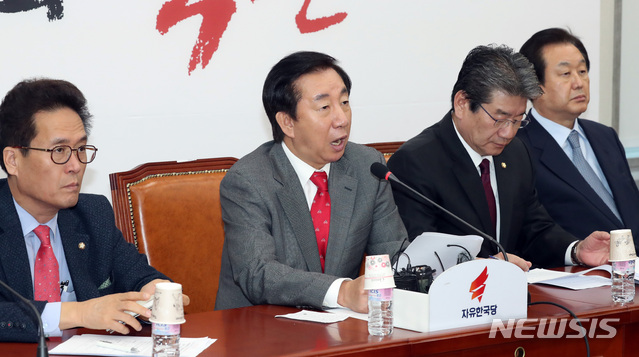 【서울=뉴시스】박영태 기자 = 25일 오전 서울 영등포구 여의도 국회에서 열린 자유한국당&nbsp; 외교통일위원회 국토교통위원회 국정감사 합동대책회의에서 김성태 원내대표가 발언하고 있다. 2018.10.25.since1999@newsis.com