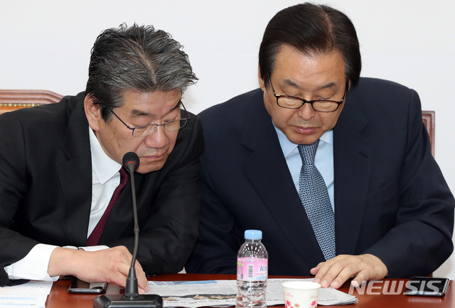 【서울=뉴시스】박영태 기자 =자유한국당 강석호 의원과 김무성 의원. 2018.10.25.since1999@newsis.com