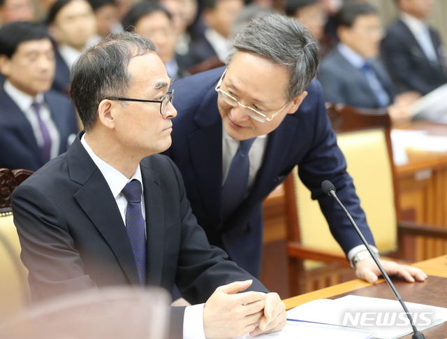 【서울=뉴시스】전진환 기자 = 국회 법제사법위원회의 대검찰청 국정감사가 열린 지난해 10월25일 오전 서울 서초구 대검 대회의실에서 문무일 검찰총장이 봉욱 차장검사와 논의하고 있다. 2018.10.25. amin2@newsis.com