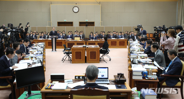 【서울=뉴시스】전진환 기자 = 국회 법제사법위원회의 대검찰청 국정감사가 열린 25일 오전 서울 서초구 대검 대회의실에서 문무일 검찰총장이 현황보고를 하고 있다. 2018.10.25. amin2@newsis.com