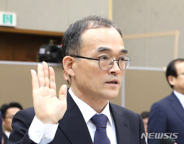 【서울=뉴시스】전진환 기자 = 국회 법제사법위원회의 대검찰청 국정감사가 열린 25일 오전 서울 서초구 대검 대회의실에서 문무일 검찰총장이 선서를 하고 있다. 2018.10.25. amin2@newsis.com