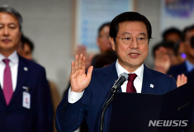【광주=뉴시스】류형근 기자 = 25일 오전 광주 서구 광주시청 3층 중회의실에서 국회 행정안전위원회의 광주시에 대한 국정감사가 열린 가운데 이용섭 광주시장이 선서를 하고 있다. 2018.10.25.&nbsp; hgryu77@newsis.com