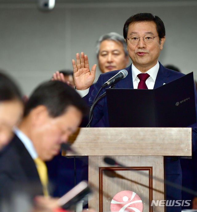 【광주=뉴시스】류형근 기자 = 25일 오전 광주 서구 광주시청 3층 중회의실에서 국회 행정안전위원회의 광주시에 대한 국정감사가 열린 가운데 이용섭 광주시장이 선서를 하고 있다. 2018.10.25. hgryu77@newsis.com