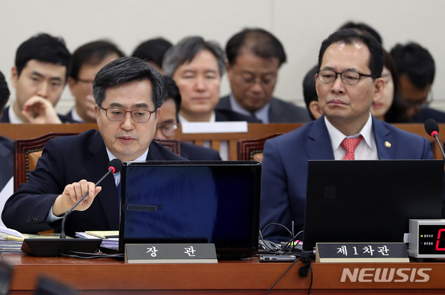 【서울=뉴시스】고승민 기자 = 25일 오전 서울 여의도 국회에서 열린 기획재정위원회의 기획재정부, 국세청, 관세청, 조달청, 통계청 국정감사에서 김동연 경제부총리 겸 기획재정부 장관이 의원 질의에 답하고 있다. 2018.10.25. kkssmm99@newsis.com