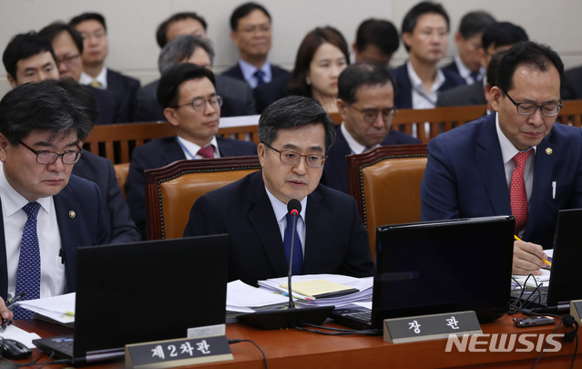 【서울=뉴시스】고승민 기자 = 25일 오전 서울 여의도 국회에서 열린 기획재정위원회의 기획재정부, 국세청, 관세청, 조달청, 통계청 국정감사에서 김동연 경제부총리 겸 기획재정부 장관이 의원 질의에 답하고 있다. 2018.10.25.kkssmm99@newsis.com