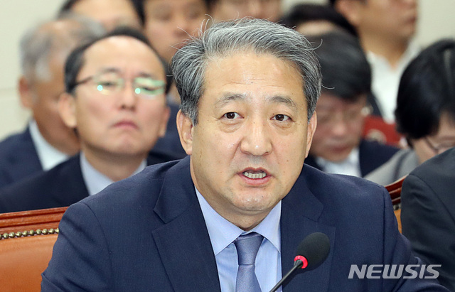 【서울=뉴시스】이종철 기자&nbsp; = 자유한국당이 조명래 환경부 장관 후보자의 청문보고서 채택을 거부하면서 25일 오전 서울 여의도 국회에서 열린 환경노동위의 환경부 국정감사에 박천규 차관이 출석해 의원 질의에 답변하고 있다. 2018.10.25.jc4321@newsis.com