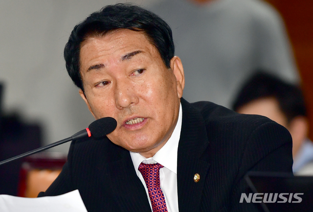 【광주=뉴시스】류형근 기자 = 25일 오전 광주 서구 광주시청 3층 중회의실에서 국회 행정안전위원회의 광주시에 대한 국정감사가 열린 가운데 자유한국당 안상수 의원이 질의를 하고 있다. 2018.10.25. hgryu77@newsis.com