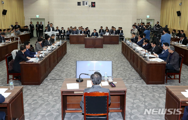 【제주=뉴시스】우장호 기자 = 25일 오전 제주도청 4층 탐라홀에서 국회 산업통상자원중소벤처기업위원회 국정감사 현장시찰이 진행되고 있다. 2018.10.25. woo1223@newsis.com