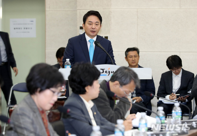 【제주=뉴시스】우장호 기자 = 원희룡 제주특별자치도지사가 25일 오전 제주도청 4층 탐라홀에서 열린 국회 산업통상자원중소벤처기업위원회 국정감사 현장시찰에서 위원들에게 제주현안을 보고하고 있다. 2018.10.25. woo1223@newsis.com