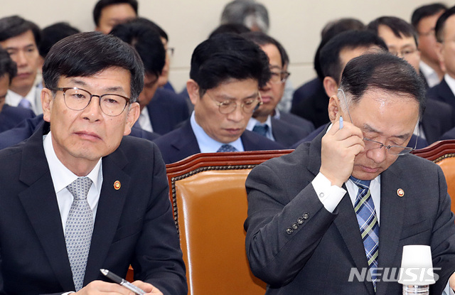 【서울=뉴시스】이종철 기자 = 김상조 공정거래위원장과 홍남기 국무조정실장이 25일 오전 서울 여의도 국회에서 열린 정무위원회의 국무조정실, 국무총리비서실, 공정거래위원회, 국민권익위원회, 국가보훈처, 가습기살균제사건과 4·16세월호참사특별조사위원회의 종합국정감사에 출석해 심각한 표정을 하고 있다. 2018.10.25.jc4321@newsis.com