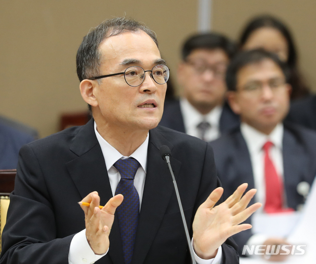 【서울=뉴시스】전진환 기자 = 국회 법제사법위원회의 대검찰청 국정감사가 열린 25일 오전 서울 서초구 대검 대회의실에서 문무일 검찰총장이 의원들이 질의에 답하고 있다. 2018.10.25. amin2@newsis.com