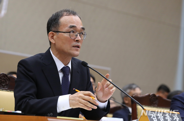 【서울=뉴시스】전진환 기자 = 국회 법제사법위원회의 대검찰청 국정감사가 열린 25일 오전 서울 서초구 대검 대회의실에서 문무일 검찰총장이 의원들이 질의에 답하고 있다. 2018.10.25. amin2@newsis.com