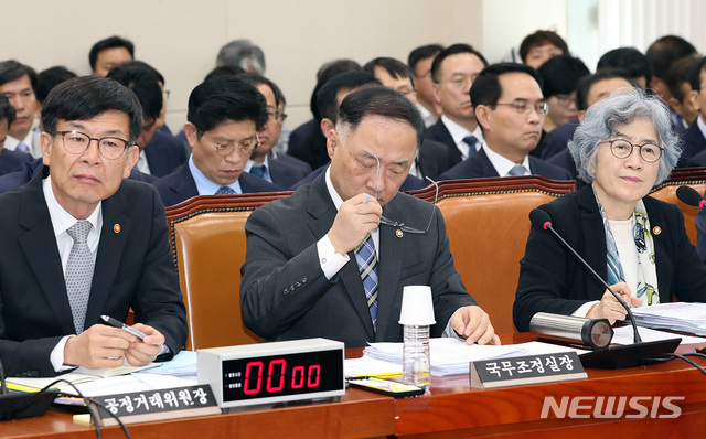 【서울=뉴시스】이종철 기자 = 왼쪽부터 김상조 공정거래위원장, 홍남기 국무조정실장, 박은정 국민권익위원회 위원장이 25일 오전 서울 여의도 국회에서 열린 정무위원회의 국무조정실, 국무총리비서실, 공정거래위원회, 국민권익위원회, 국가보훈처, 가습기살균제사건과 4·16세월호참사특별조사위원회의 종합국정감사에 출석해 의원들의 질의를 듣고 있다. 2018.10.25. jc4321@newsis.com