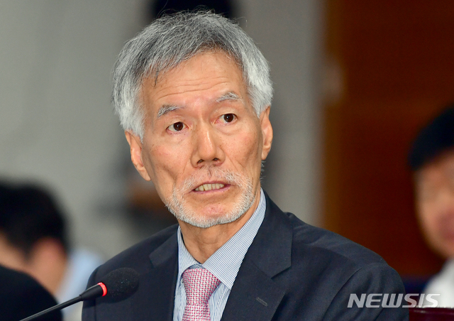 【광주=뉴시스】류형근 기자 = 25일 오전 광주 서구 광주시청 3층 중회의실에서 국회 행정안전위원회의 광주시에 대한 국정감사가 열린 가운데 자유한국당 유민봉 의원이 질의를 하고 있다. 2018.10.25. hgryu77@newsis.com