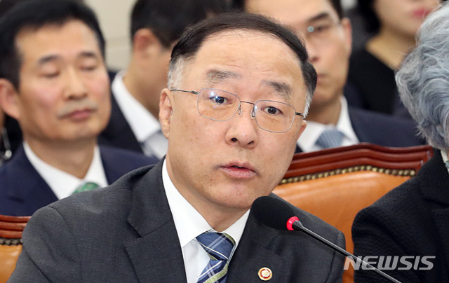 【서울=뉴시스】이종철 기자 = 홍남기 국무조정실장이 25일 오전 서울 여의도 국회에서 열린 정무위원회의 국무조정실, 국무총리비서실, 공정거래위원회, 국민권익위원회, 국가보훈처, 가습기살균제사건과 4·16세월호참사특별조사위원회의 종합국정감사에 출석해 의원 질의에 답변하고 있다. 2018.10.25. jc4321@newsis.com 