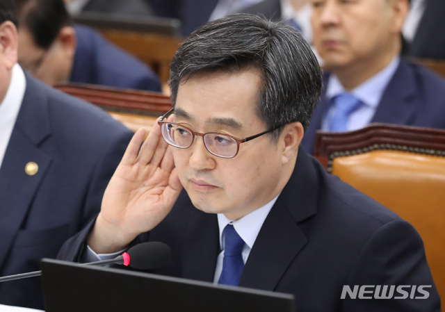 【서울=뉴시스】고승민 기자 = 25일 오전 서울 여의도 국회에서 열린 기획재정위원회의 기획재정부, 국세청, 관세청, 조달청, 통계청 국정감사에서 김동연 경제부총리 겸 기획재정부 장관이 자유한국당 나경원 의원의 질의에 귀를 기울이고 있다. 2018.10.25.kkssmm99@newsis.com