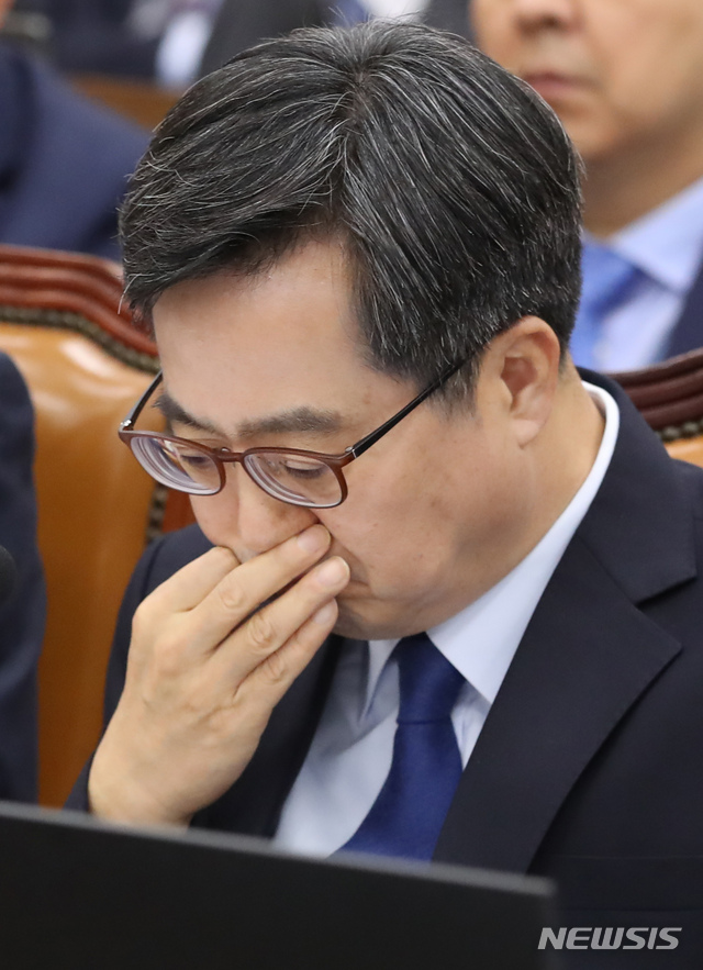 【서울=뉴시스】고승민 기자 = 25일 오전 서울 여의도 국회에서 열린 기획재정위원회의 기획재정부, 국세청, 관세청, 조달청, 통계청 국정감사에서 김동연 경제부총리 겸 기획재정부 장관이 의원 질의에 자료를 살피고 있다. 2018.10.25.kkssmm99@newsis.com