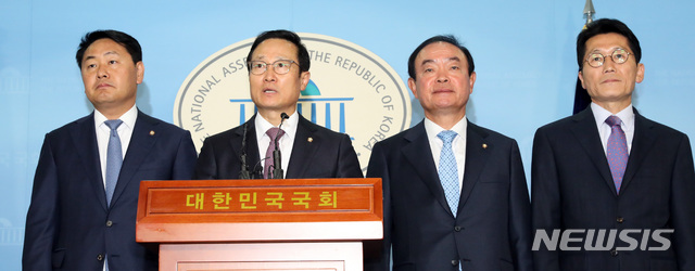 【서울=뉴시스】박영태 기자 = 25일 오전 서울 영등포구 여의도 국회 정론관에서 열린 ‘사법농단 관련 특별재판부 설치 촉구’ 4당 원내대표 공동 기자회견에서 홍영표 더불어민주당 원내대표가 발언하고 있다. 왼쪽부터 김관영 바른미래당, 홍영표 더불어민주당, 장병완 민주평화당, 윤소하 정의당 원내대표. 2018.10.25.since1999@newsis.com