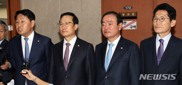 【서울=뉴시스】박영태 기자 = 지난 25일 오전 서울 영등포구 여의도 국회 정론관에서 열린&nbsp; ‘사법농단 관련 특별재판부 설치 촉구’ 4당 원내대표 공동 기자회견을 끝내고 김관영 원내대표가 취재진 질문에 답변하고 있다. 왼쪽부터 김관영 바른미래당, 홍영표 더불어민주당, 장병완 민주평화당, 윤소하 정의당 원내대표. 2018.10.25.since1999@newsis.com