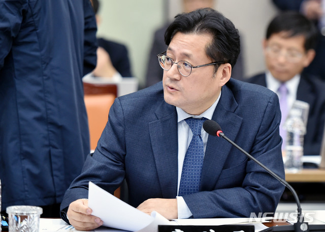 【안동=뉴시스】우종록 기자 = 더불어민주당 홍익표 의원이 25일 오전 경북 안동시 풍천면 경상북도청에서 열린 2018년 국회 행정안전위원회 국정감사에서 이철우 경북도지사에게 질의를 하고 있다. 2018.10.25. wjr@newsis.com