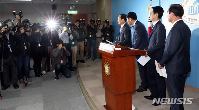 【서울=뉴시스】박영태 기자 = 25일 오전 서울 영등포구 여의도 국회 정론관에서 열린&nbsp; ‘사법농단 관련 특별재판부 설치 촉구’ 4당 원내대표가 공동 기자회견을 끝내고 퇴장하고 있다. 왼쪽부터 홍영표 더불어민주당, 김관영 바른미래당, 윤소하 정의당, 장병완 민주평화당. 2018.10.25.since1999@newsis.com