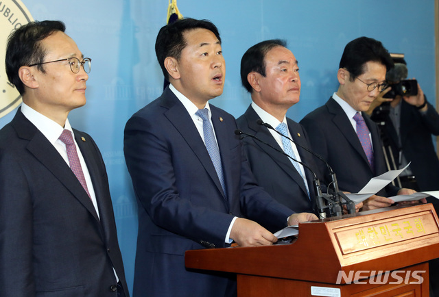 【서울=뉴시스】박영태 기자 = 25일 오전 서울 영등포구 여의도 국회 정론관에서 열린 ‘사법농단 관련 특별재판부 설치 촉구’ 4당 원내대표 공동 기자회견에서 김관영 바른미래당 원내대표가 발언하고 있다. 왼쪽부터 홍영표 더불어민주당, 김관영 바른미래당, 장병완 민주평화당, 윤소하 정의당 원내대표. 2018.10.25.since1999@newsis.com