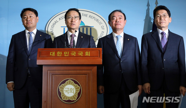 【서울=뉴시스】박영태 기자 = 25일 오전 서울 영등포구 여의도 국회 정론관에서 열린 ‘사법농단 관련 특별재판부 설치 촉구’ 4당 원내대표 공동 기자회견에서 홍영표 더불어민주당 원내대표가 발언하고 있다. 왼쪽부터 김관영 바른미래당, 홍영표 더불어민주당, 장병완 민주평화당, 윤소하 정의당 원내대표. 2018.10.25.since1999@newsis.com