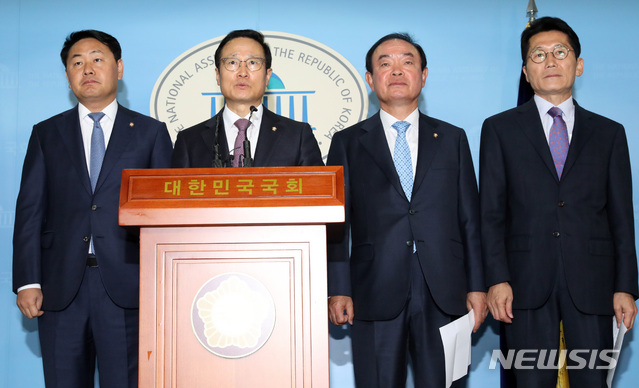 【서울=뉴시스】박영태 기자 = 25일 오전 서울 영등포구 여의도 국회 정론관에서 열린 ‘사법농단 관련 특별재판부 설치 촉구’ 4당 원내대표 공동 기자회견에서 홍영표 더불어민주당 원내대표가 발언하고 있다. 왼쪽부터 김관영 바른미래당, 홍영표 더불어민주당, 장병완 민주평화당, 윤소하 정의당 원내대표. 2018.10.25.since1999@newsis.com