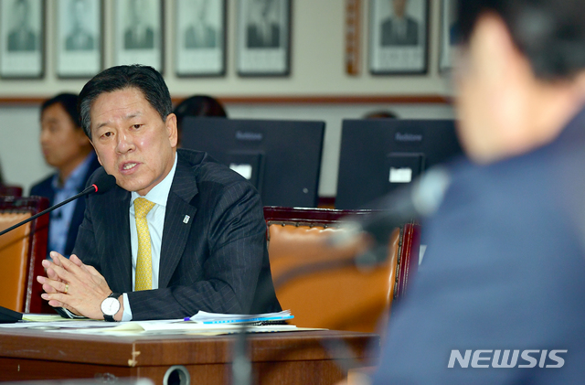【광주=뉴시스】류형근 기자 = 25일 오전 광주 서구 광주시청 3층 중회의실에서 국회 행정안전위원회의 광주시에 대한 국정감사가 열린 가운데 바른미래당 주승용 의원이 질의를 하고 있다. 2018.10.25. hgryu77@newsis.com