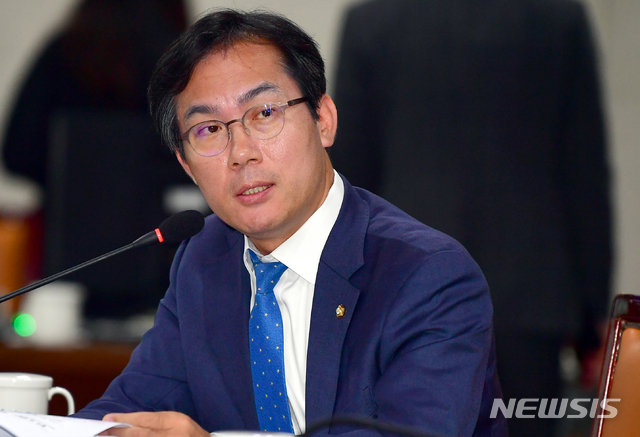 【광주=뉴시스】류형근 기자 = 25일 오전 광주 서구 광주시청 3층 중회의실에서 국회 행정안전위원회의 광주시에 대한 국정감사가 열린 가운데 자유한국당 김영우 의원이 질의를 하고 있다. 2018.10.25. hgryu77@newsis.com