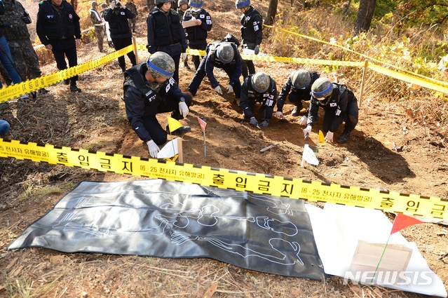 【철원=뉴시스】 사진공동취재단 = 25일 오전 강원도 철원군 철원읍 백마고지 인근 화살머리고지에서 국방부 유해발굴감식단원이 함께 발굴된 6.25 전쟁 당시 숨진 국군 유해를 발굴하고 있다. 2018.10.25. photo@newsis.com