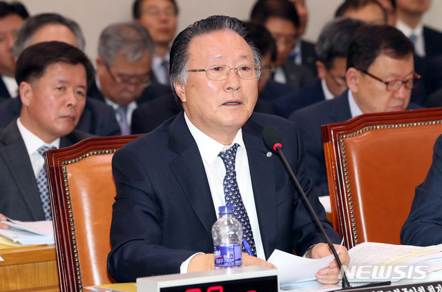 【서울=뉴시스】박영태 기자 = 25일 오전 서울 영등포구 여의도 국회에서 열린 국회 농림축산식품해양수산위원회의 수산업협동조합중앙회(수협은행 포함), 해양환경공단, 한국수산자원관리공단, 선박안전기술공단, 한국해양수산연수원, 한국해양과학기술원, 한국어촌어항협회 국정감사에서 김임권 수산업협동조합중앙회 회장이 의원 질의에 답변하고 있다. 2018.10.25.since1999@newsis.com