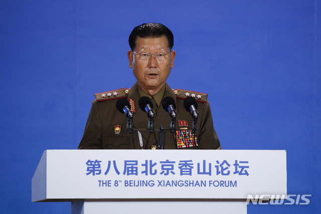 【베이징=AP/뉴시스】김형룡 북한 이민무력성 부상이 지난해 10월25일 중국 베이징에서 열린 샹산포럼에 참석해 연설하고 있다. 2018.10.25