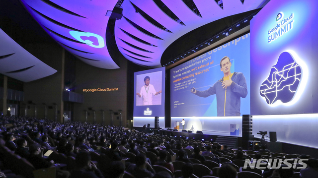 【서울=뉴시스】최진석 기자 = 25일 서울 강남구 코엑스에서 열린 '구글 클라우드 서밋' 행사에서 관람객들이 임종대 구글 클라우드 파트너 엔지니어의 구글 클라우드에 관련한 강연을 듣고 있다.이번 구글 클라우드 서밋 행사에는 전 세계 주요도시에서 구글 클라우드 최신 업데이트를 개발자 및 사용자에게 공유하는 장이다.&nbsp; 2018.10.25.myjs@newsis.com