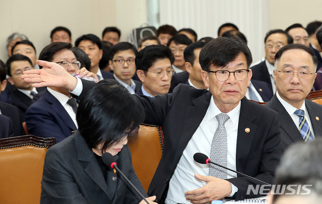 【서울=뉴시스】이종철 기자 = 김상조 공정거래위원장이 지난 25일 오후 서울 여의도 국회에서 열린 정무위원회의 국무조정실, 국무총리비서실, 공정거래위원회, 국민권익위원회, 국가보훈처, 가습기살균제사건과 4·16세월호참사특별조사위원회의 종합국정감사에 출석해 의원들의 질의에 답변하고 있다. 2018.10.30.jc4321@newsis.com