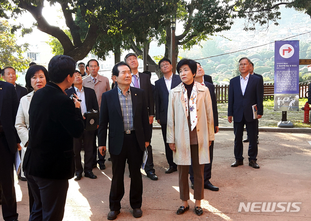 【목포=뉴시스】박상수 기자 = 25일 오후 문화재청의 근대역사문화공간 사업 현장시찰을 위해 목포를 방문한 국회 문화체육관광위원회 위원들이 옛 일본영사관에 대한 설명을 듣고 있다. 2018.10.25. parkss@newsis.com