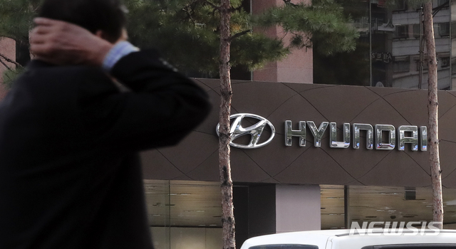 【서울=뉴시스】최진석 기자 = 25일 현대차가 3분기 최악의 실적을 받아든 가운데 주가도 곤두박질치고 있다. 하루 만에 주가가 6%가량 급락했고 시가총액도 약 1조5000억원이 증발했다. 현대차 주가 급락의 주요 요인으로는 3분기 부진한 실적이 꼽힌다. 현대차는 이날 3분기 연결기준 잠정 영업이익이 전년 동기 대비 76% 하락한 2889억원이라고 공시했다. 당기순이익도 67.4% 급감한 3060억원으로 집계됐다.&nbsp; 사진은 이날 오후 서울 현대차 대리점의 모습. 2018.10.25. myjs@newsis.com