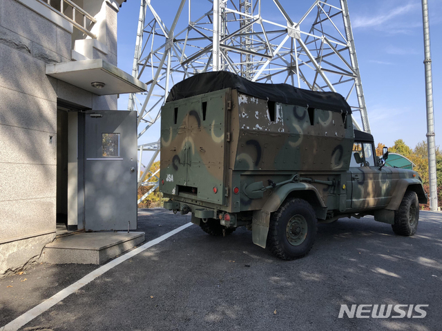 【서울=뉴시스】 남북군사당국과 유엔군사령부는 ‘9·19군사합의’에 명시된 ‘판문점 공동경비구역의 비무장화’를 위해 25일 JSA내 모든 화기 및 탄약, 초소 근무를 철수했다. JSA내 경비근무도 합의서에 따라 남북 각각 35명 수준의 비무장 인원이 수행하는 것으로 조정됐다. 2018.10.25. (사진=국방부 제공) photo@newsis.com