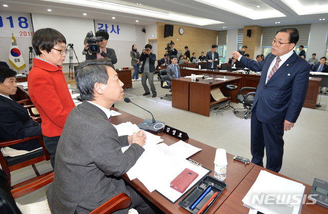 【안동=뉴시스】우종록 기자 = 25일 오후 경북 안동시 풍천면 경북지방경찰청에서 열린 국회 행정안전위원회 국정감사에서 '청송군 사과선물 대납 의혹사건’을 둘러싸고 여야 의원들 간 충돌이 벌어진 뒤 위원회가 정회된 상태에서, 더불어민주당 김영호 의원(왼쪽)과 이채익 행안위원장이 설전을 벌이고 있다. 2018.10.25. wjr@newsis.com