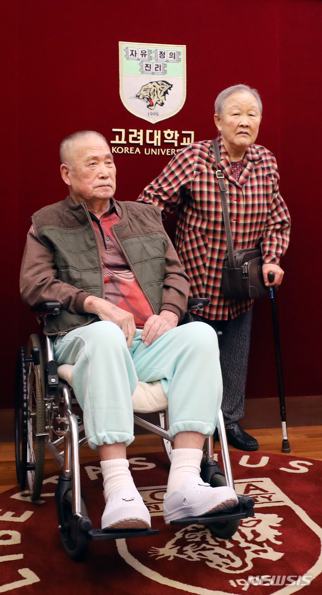【서울=뉴시스】박주성 기자 = 김영석씨(91)와 양영애씨(83·여) 내외가 25일 서울 성북구 고려대학교 본관에서 평생 과일 장사를 하며 모은 전 재산 400억원을 기부하고 있다. 2018.10.25. park7691@newsis.com