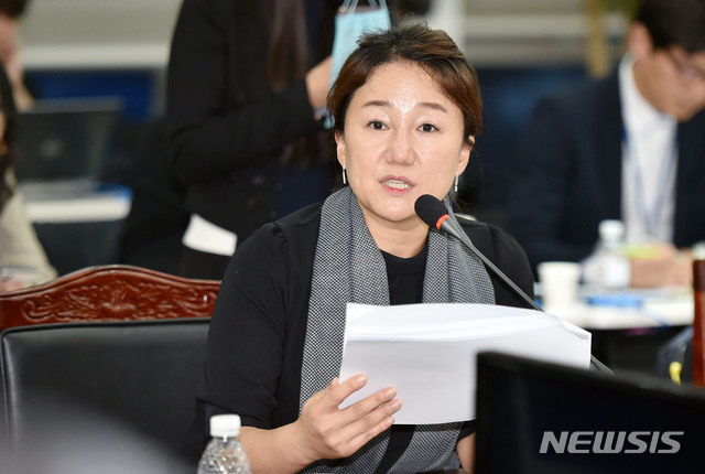 【안동=뉴시스】우종록 기자 = 더불어민주당 이재정 의원이 25일 오후 경북 안동시 풍천면 경북지방경찰청에서 열린 2018년 국회 행정안전위원회 국정감사에서 김상운 경북지방경찰청장에게 질의를 하고 있다. 2018.10.25.&nbsp; wjr@newsis.com 